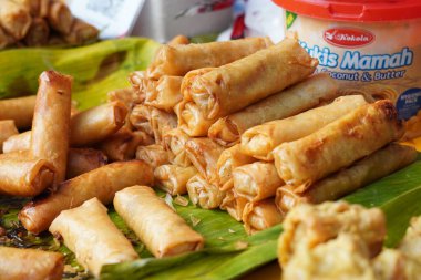 Yığınla kızarmış börek (yol kenarında bambu filizleriyle ya da tavukla doldurulmuş abur cuburlar) satılır.