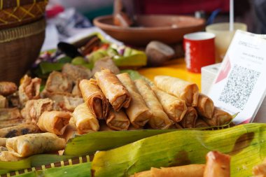 Yığınla kızarmış börek (yol kenarında bambu filizleriyle ya da tavukla doldurulmuş abur cuburlar) satılır.