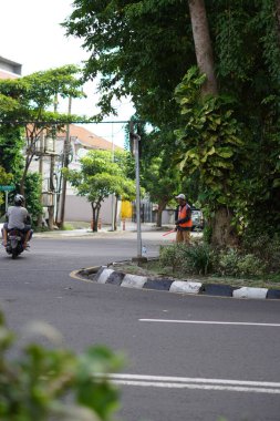 U dönüşü yolunda duran bir adam araçların geri dönmesine yardım ediyor..