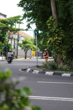 U dönüşü yolunda duran bir adam araçların geri dönmesine yardım ediyor..