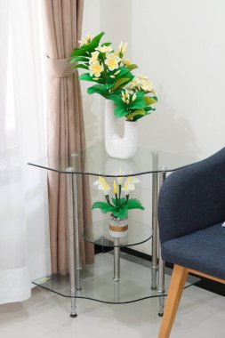 Temiz ve estetik köşe dekorasyonu eşsiz bir tencerede suni frangipani çiçekleri ile