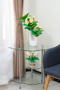 Temiz ve estetik köşe dekorasyonu eşsiz bir tencerede suni frangipani çiçekleri ile