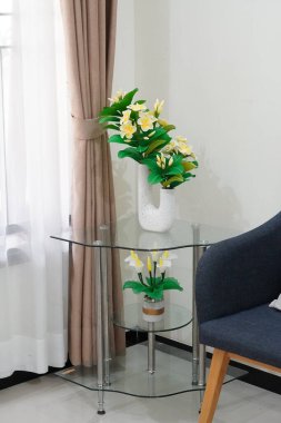 Temiz ve estetik köşe dekorasyonu eşsiz bir tencerede suni frangipani çiçekleri ile