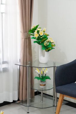 Temiz ve estetik köşe dekorasyonu eşsiz bir tencerede suni frangipani çiçekleri ile