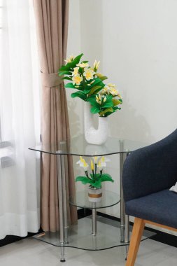 Temiz ve estetik köşe dekorasyonu eşsiz bir tencerede suni frangipani çiçekleri ile