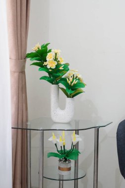 Temiz ve estetik köşe dekorasyonu eşsiz bir tencerede suni frangipani çiçekleri ile