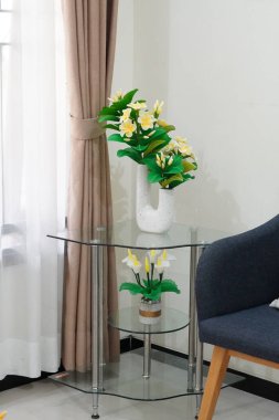 Temiz ve estetik köşe dekorasyonu eşsiz bir tencerede suni frangipani çiçekleri ile