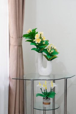 Temiz ve estetik köşe dekorasyonu eşsiz bir tencerede suni frangipani çiçekleri ile