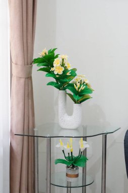 Temiz ve estetik köşe dekorasyonu eşsiz bir tencerede suni frangipani çiçekleri ile