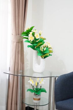 Temiz ve estetik köşe dekorasyonu eşsiz bir tencerede suni frangipani çiçekleri ile