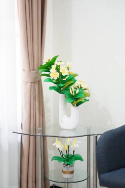 Temiz ve estetik köşe dekorasyonu eşsiz bir tencerede suni frangipani çiçekleri ile