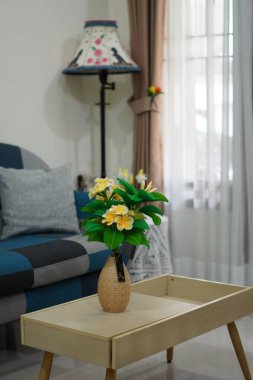 Oda dekorasyonu için eşsiz yuvarlak bir tencerede suni beyaz frangipani çiçekleri.