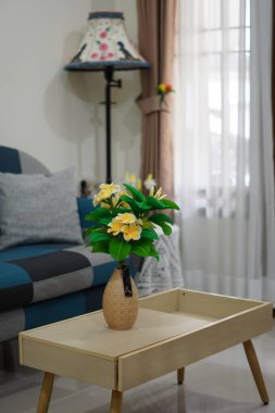 Oda dekorasyonu için eşsiz yuvarlak bir tencerede suni beyaz frangipani çiçekleri.