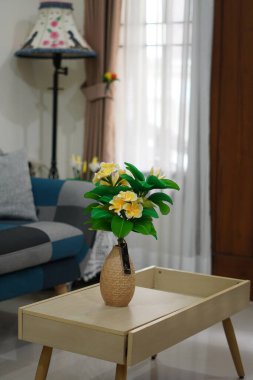 Oda dekorasyonu için eşsiz yuvarlak bir tencerede suni beyaz frangipani çiçekleri.