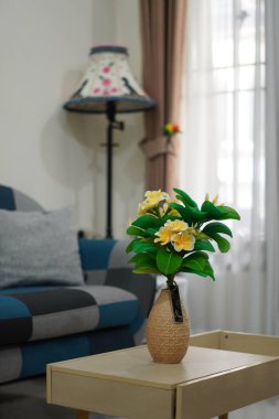 Oda dekorasyonu için eşsiz yuvarlak bir tencerede suni beyaz frangipani çiçekleri.