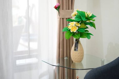 Oda dekorasyonu için eşsiz yuvarlak bir tencerede suni beyaz frangipani çiçekleri.