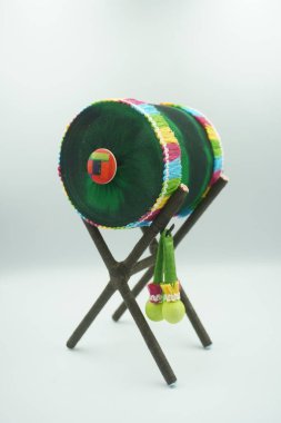 Kurban Bayramı 'nı bir oda dekorasyonu olarak karşılamak için kumaştan yapılmış minyatür cami davulu.