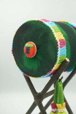 Kurban Bayramı 'nı bir oda dekorasyonu olarak karşılamak için kumaştan yapılmış minyatür cami davulu.