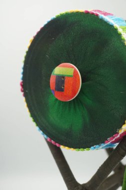 Çoraplardan ve kullanılmış mallardan yapılan minyatür eşyalar beyaz arka planlı Kurban Bayramı 'nı karşılamak için çıkarıldı.