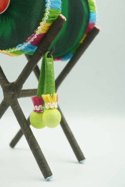 Minyatür cami davuluna beyaz arka planlı davul asacağı.