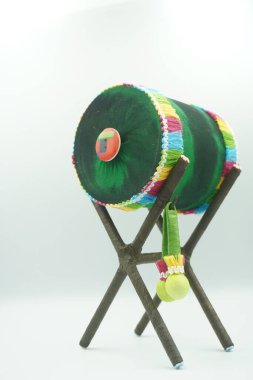 Kurban Bayramı 'nı bir oda dekorasyonu olarak karşılamak için kumaştan yapılmış minyatür cami davulu.