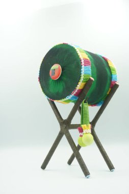 Kurban Bayramı 'nı bir oda dekorasyonu olarak karşılamak için kumaştan yapılmış minyatür cami davulu.