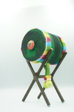 Kurban Bayramı 'nı bir oda dekorasyonu olarak karşılamak için kumaştan yapılmış minyatür cami davulu.