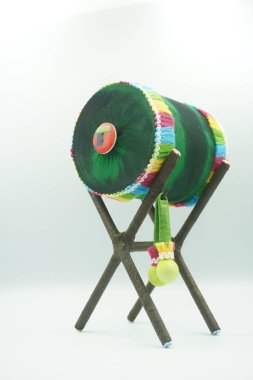 Kurban Bayramı 'nı bir oda dekorasyonu olarak karşılamak için kumaştan yapılmış minyatür cami davulu.