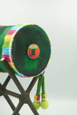 Kurban Bayramı 'nı bir oda dekorasyonu olarak karşılamak için kumaştan yapılmış minyatür cami davulu.