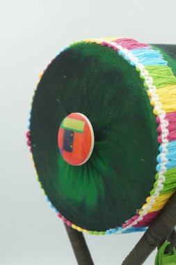 Çoraplardan ve kullanılmış mallardan yapılan minyatür eşyalar beyaz arka planlı Kurban Bayramı 'nı karşılamak için çıkarıldı.