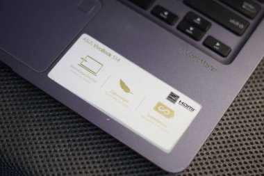 Asus dizüstü bilgisayarındaki tanımlama etiketi sağ alttadır.