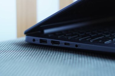 Bilgisayarda yükleme portu, hdmi, usb c, usb ve jack hole