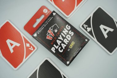UNO kart oyunu (kalpler, elmaslar, sinekler, maça) beyaz arkaplanlı