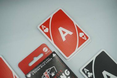 UNO kart oyunu (kalpler, elmaslar, sinekler, maça) beyaz arkaplanlı