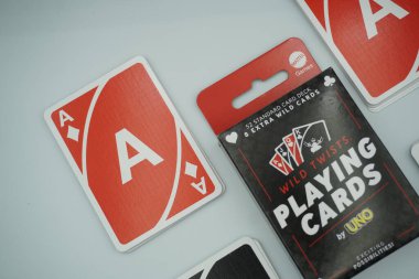 UNO kart oyunu (kalpler, elmaslar, sinekler, maça) beyaz arkaplanlı