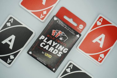 UNO kart oyunu (kalpler, elmaslar, sinekler, maça) beyaz arkaplanlı