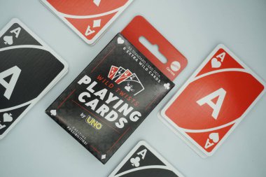 UNO kart oyunu (kalpler, elmaslar, sinekler, maça) beyaz arkaplanlı