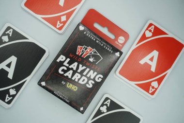 UNO kart oyunu (kalpler, elmaslar, sinekler, maça) beyaz arkaplanlı