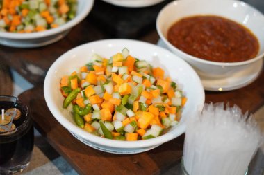 Bir büfede ana yemek olarak bir kase turşu.