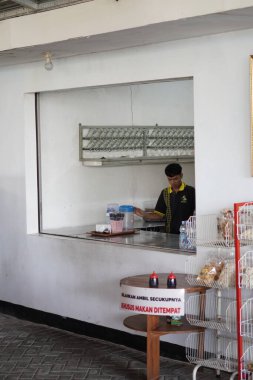 Restoranda çalışan bir erkek mutfakta yemek hazırlıyor.