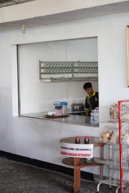 Restoranda çalışan bir erkek mutfakta yemek hazırlıyor.