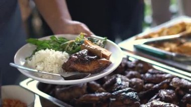 Öğlen büfede soya peyniri, ızgara tavuk ve sebze yiyen biri.