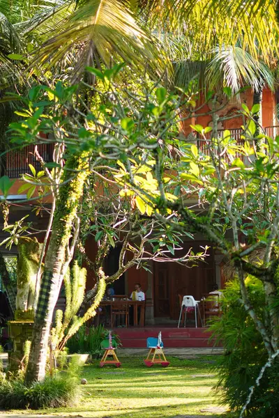 Boş bir çocuk oyuncağı Sabahın köründe sessiz yeşil bir parkın ortasında