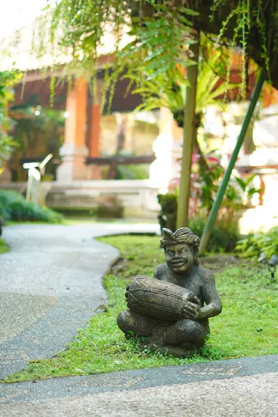 Davul çalan Balili bir adama benzeyen bir taş bir hanın açık hava süslemesidir.