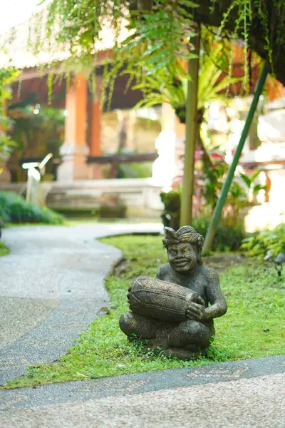 Davul çalan Balili bir adama benzeyen bir taş bir hanın açık hava süslemesidir.