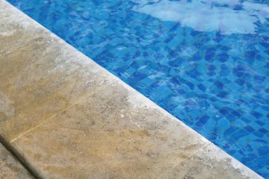 Yüzme havuzunun arka planında mavi su