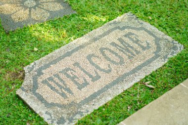 Açık hava bahçesindeki beyaz ve siyah çakıl taşlarından yapılmış basamaklara hoş geldiniz.