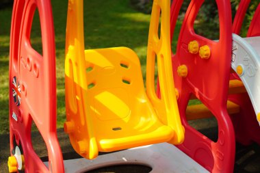 Parkta sabah güneşine maruz kalmış çocukların plastik oyuncakları bulundu.