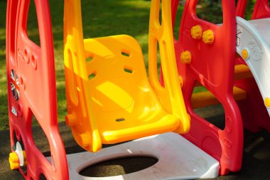 Parkta sabah güneşine maruz kalmış çocukların plastik oyuncakları bulundu.