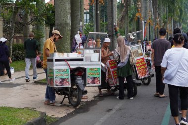 Sabahları ücretsiz araba satışı yapan sokak yemekleri satıcıları.
